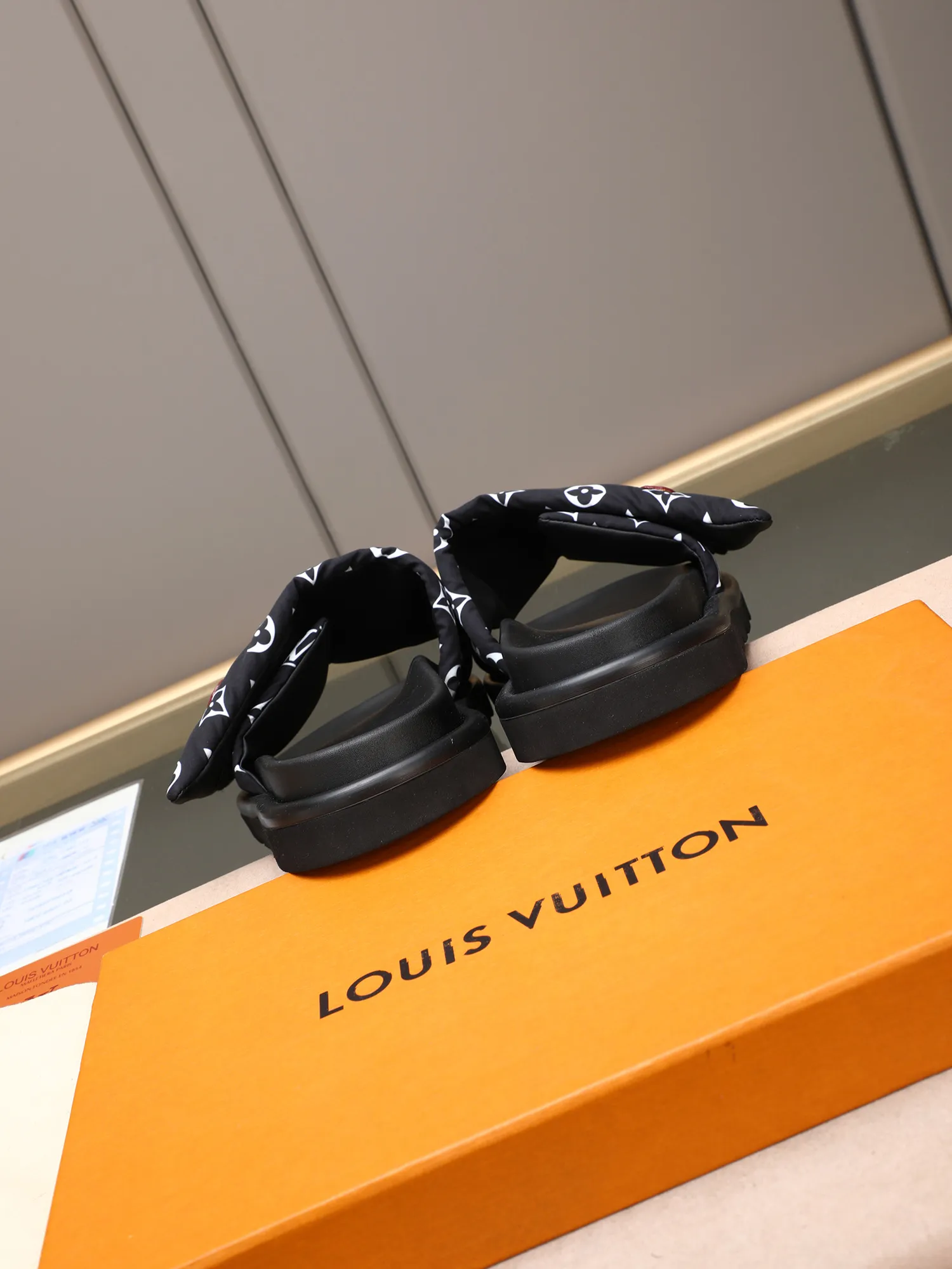 PP360 [LOUIS VUITTON] Louis Vuitton, LV printing, men's and women's slippers are on the market. The drawer box packaging comes with a cloth bag and a card. The upper pattern looks very soft and waxy, and it is a super versatile leg slimming tool. Fabric: imported denim/canvas/old fabric, LV hardware LOGO, official website pattern printing, comfortable to wear, feet: high-elastic PU water table. Sole: foam sole, heel height: about 5cm. Code number: 35-46, 35, 45, 46 are custom-made and non-returnable. Color: multiple colors and styles available.